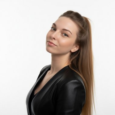 Julia L. - Freelance Graphic Designer