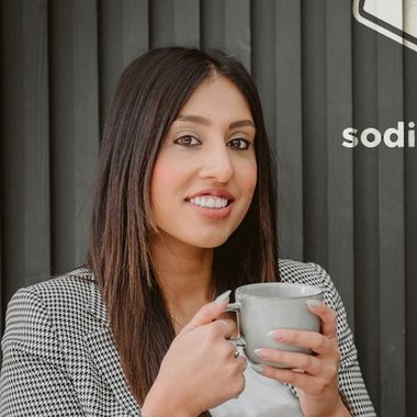 Navi A. - Freelance Brand Designer