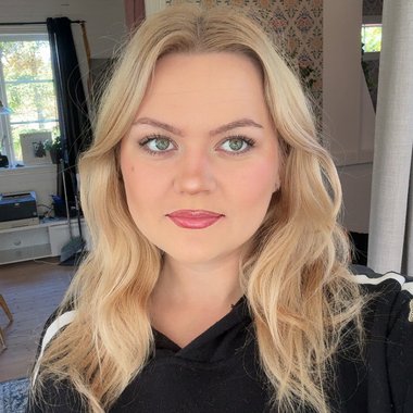 Isabelle B. - Freelance Graphic Designer