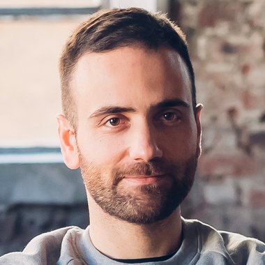 Dario M. - Freelance Graphic Designer