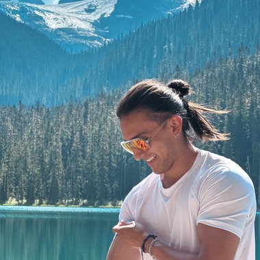 Sebastian V. - Freelance Designer