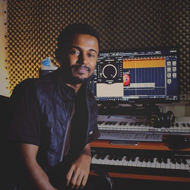 Elias T. - Freelance Podcast Editor