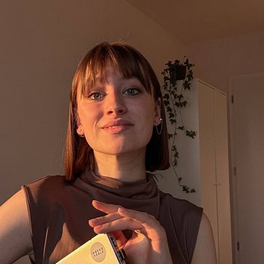 Anna L. - Freelance Logo Designer