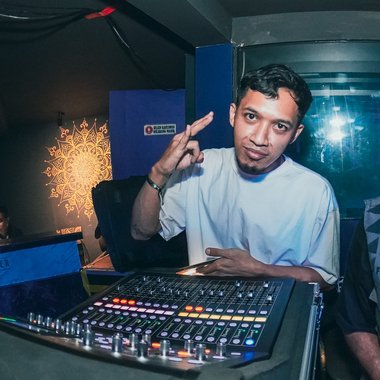 Adri R. - Freelance Mixing Engineer