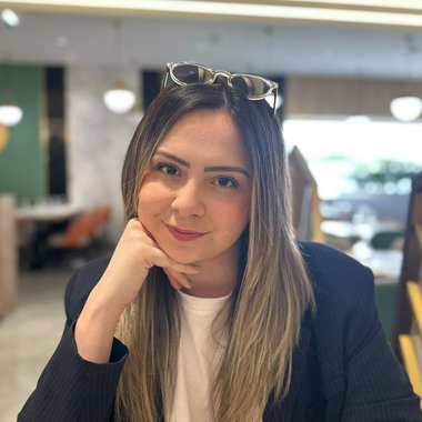 Áurea C. - Freelance Graphic Designer