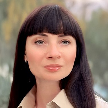 Yuliia D. - Freelance Graphic Designer