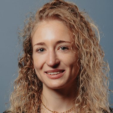 LAURENCE V. - Freelance Online Trainer