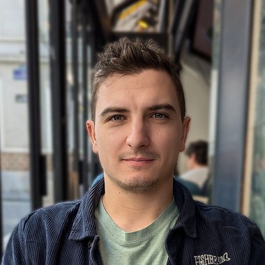 Cédric L. - Freelance Graphic Designer