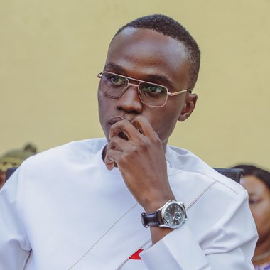 Ta E. - Freelance Graphic Designer