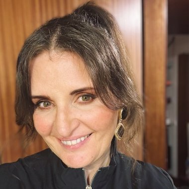 Vera C. - Freelance Graphic Designer