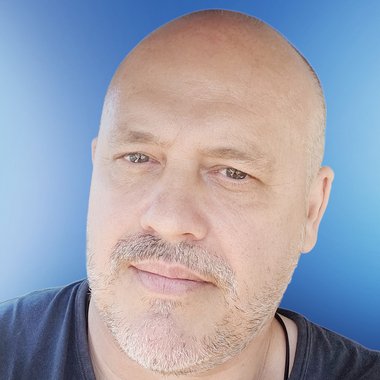 Bruno V. - Freelance Graphic Designer