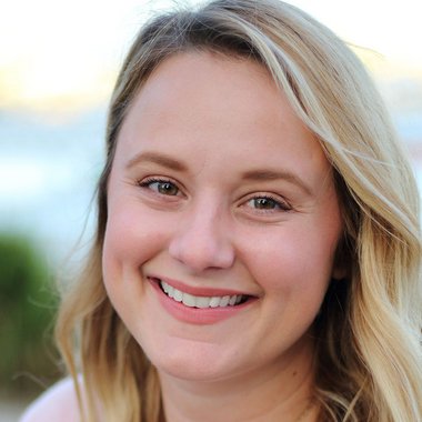 Elizabeth F. - Freelance Social Media Freelancer