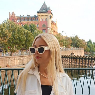 Lamija Č. - Freelance Brand Designer