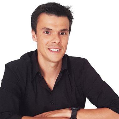 Nuno C. - Freelance Graphic Designer