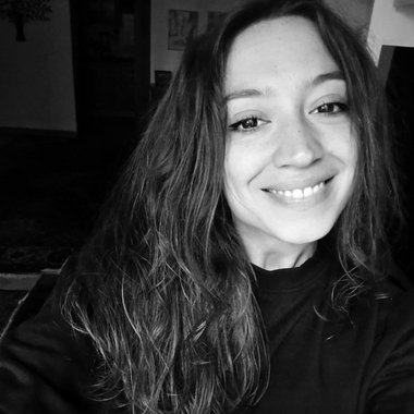 Azzurra M. - Freelance Graphic Designer