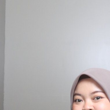 Desi A. - Freelance Graphic Designer