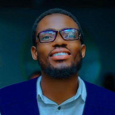 Emmanuel A. - Freelance Community Manager