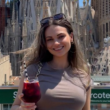 Phoebe C. - Freelance Assistant Editor