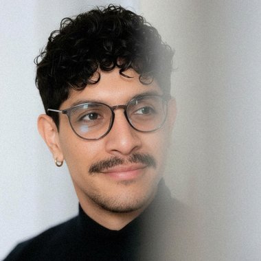 Fabian F. - Freelance Graphic Designer