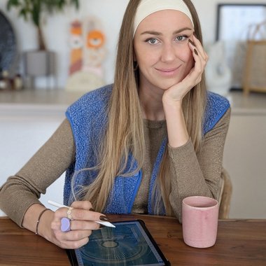 Agathe P. - Freelance Graphic Designer