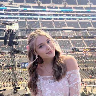 ashlynnsavage6323 - Freelance Graphic Designer