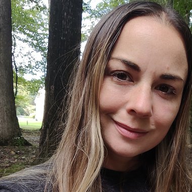 EisT - Freelance Graphic Designer