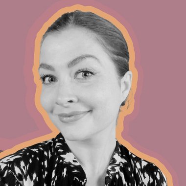 JÚLÍA S. - Freelance Marketer