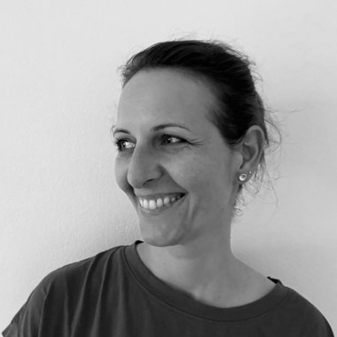 Martina V. - Freelance Graphic Designer