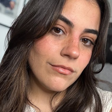 Nádia T. - Freelance Graphic Designer