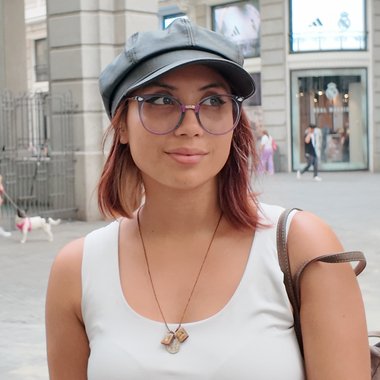 Evelyn V. - Freelance Content Creator