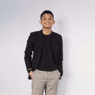 Dhoni D. - Freelance Content Creator
