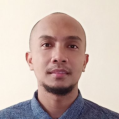 Mark V. - Freelance Graphic Designer