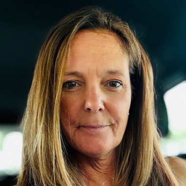 Iris S. - Freelance Graphic Designer