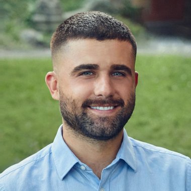 Johnny P. - Freelance Graphic Designer