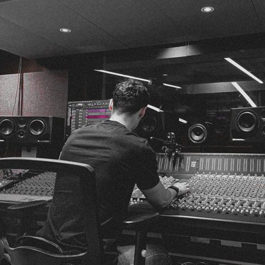 Oli B. - Freelance Mastering Engineer