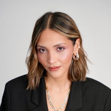 Valeria P. - Freelance Graphic Designer