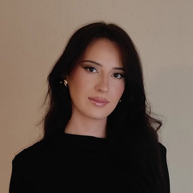 Marija Š. - Freelance Graphic Designer