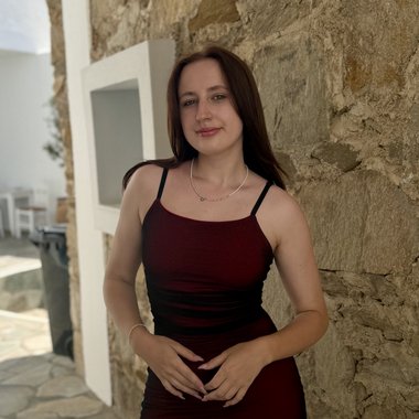 Viktoriia - Freelance Graphic Designer