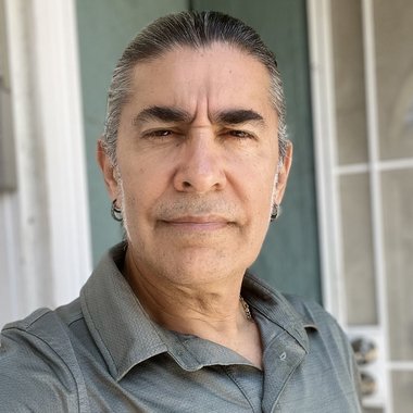 Roberto R. - Freelance Graphic Designer