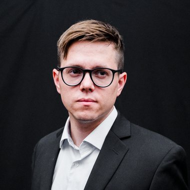 Daniel B. - Freelance Graphic Designer