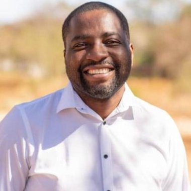 Clive V. - Freelance Graphic Designer