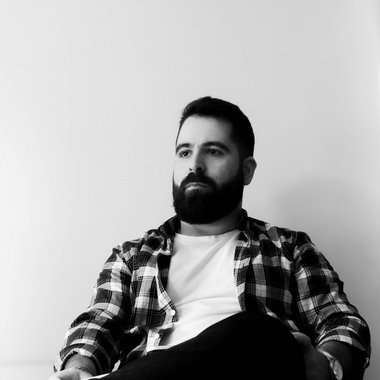 Hugo M. - Freelance Graphic Designer