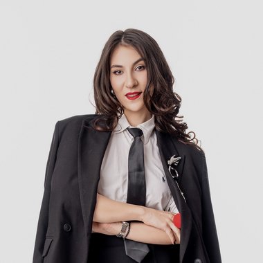 Elisaveta F. - Freelance Graphic Designer