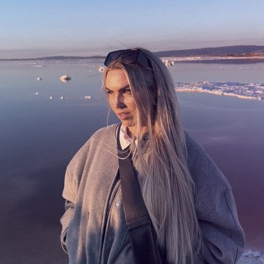 Alina K. - Freelance Graphic Designer
