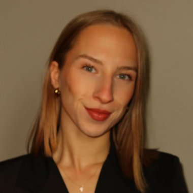 Dewi S. - Freelance Content Creator