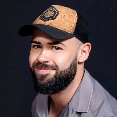 Hélio N. - Freelance Graphic Designer