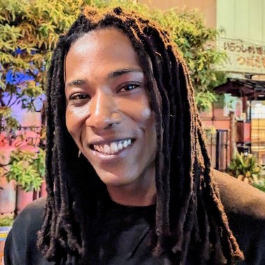 La G. - Freelance Graphic Designer