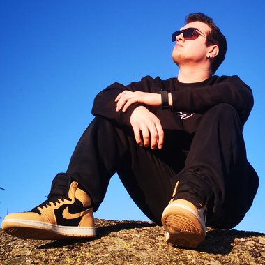 Diogo A. - Freelance Graphic Designer