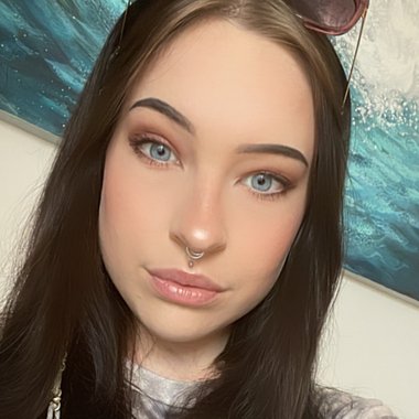RebeccaNic13 - Freelance Graphic Designer