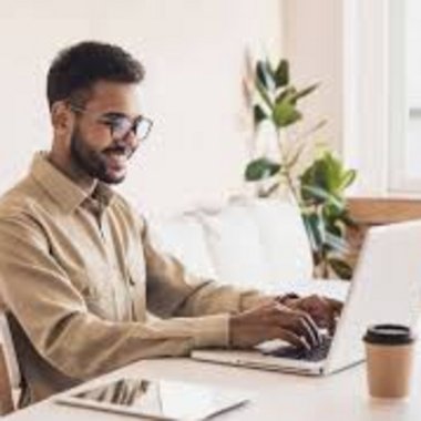 Usa S. - Freelance Logo Designer